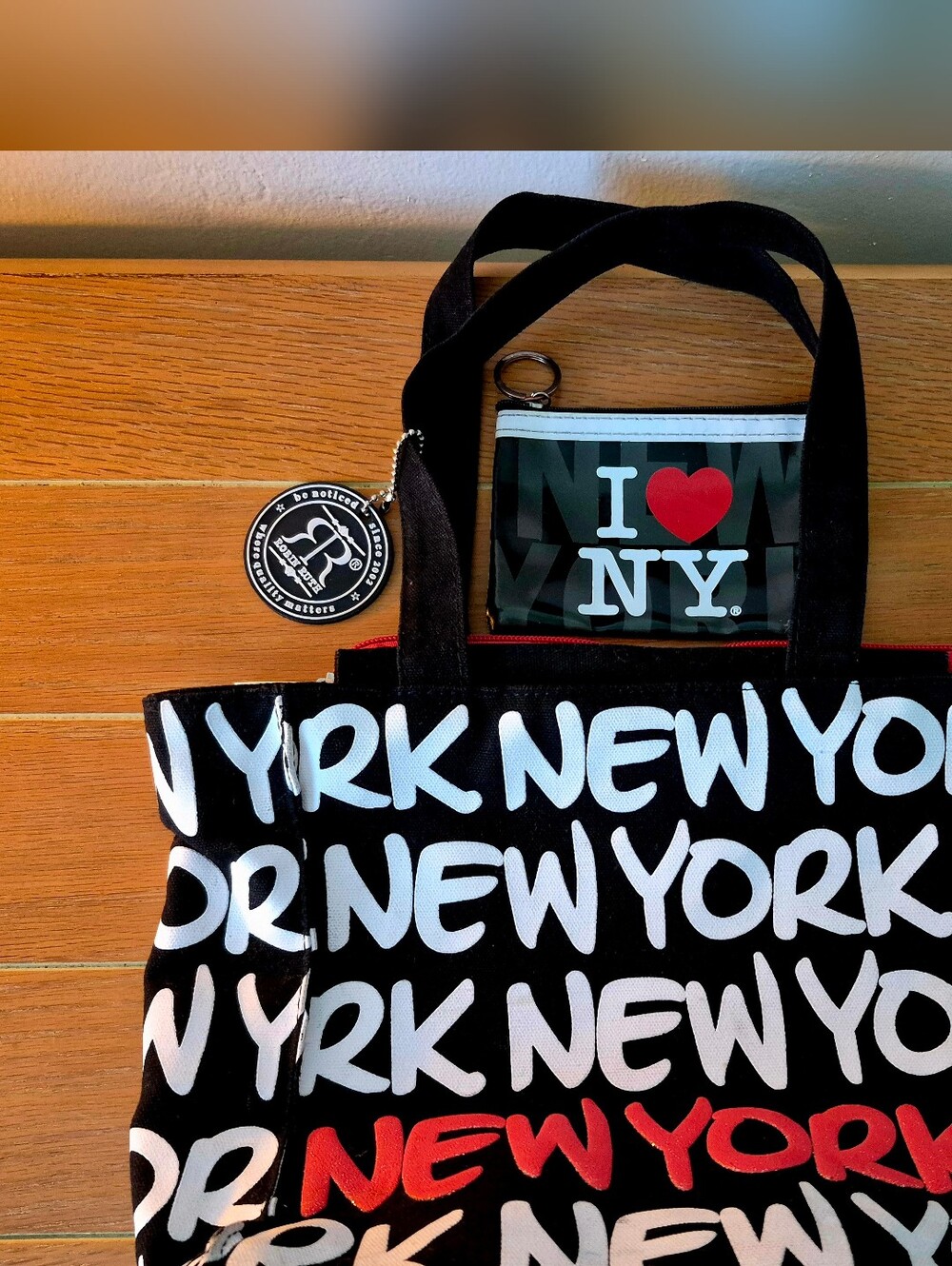 Robin Ruth Blk/Wht/Red New York Graphic Tote w/Coin Purse - Picture 7 of 9